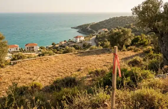 Blerja e Tokës në Shqipëri për të Ndërtuar një Shtëpi: Udhëzuesi i Sinqertë për të Huajt