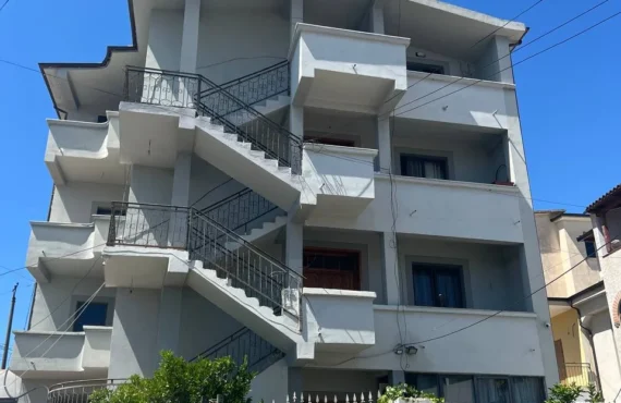 Apartament me tre dhoma gjumi dhe pamje të hapur nga deti
