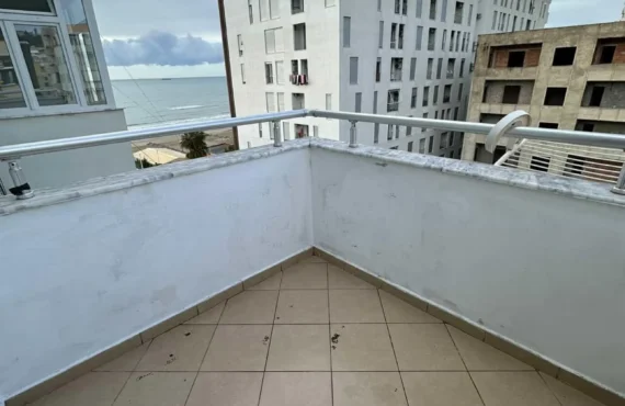 Apartament i ndriçuar me pamje deti dhe jetesë të rehatshme