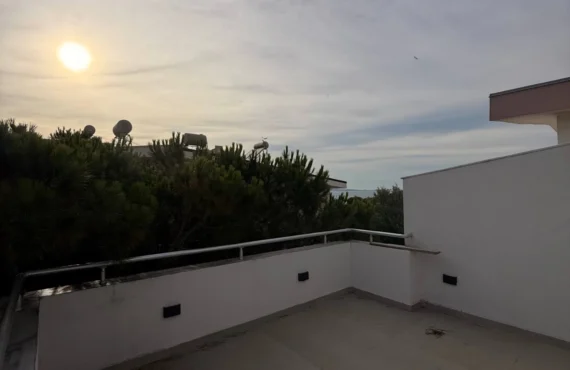 Apartament me dy dhoma mes pishave — plazhi në disa minuta