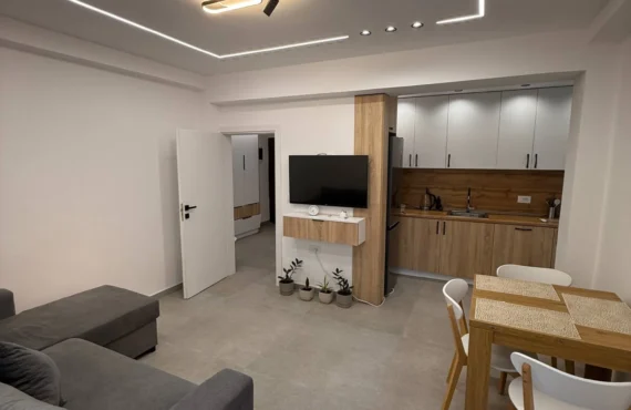 Apartament 2+1 i rinovuar pranë tregut qendror