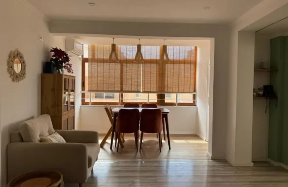 Apartament me dritë natyrale, tarracë dhe pamje nga deti