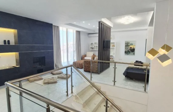 Apartament me tarracë dhe pamje nga deti