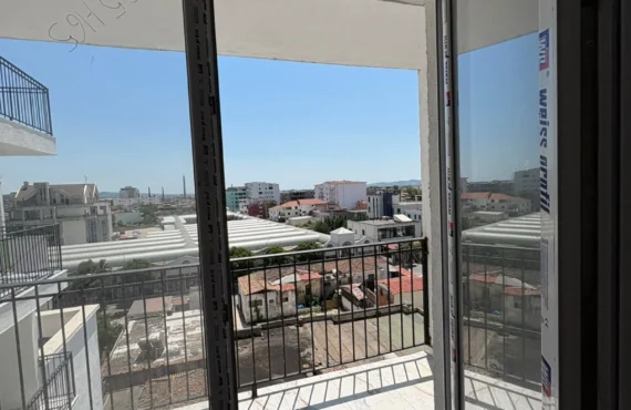 Apartament me pamje nga deti ku miqtë nuk duan të ikin