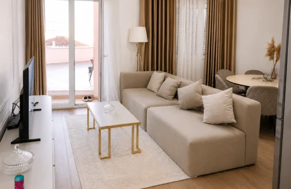 Apartament 2+1 për Qira Afatgjatë në Zemër të Durrësit — €900/muaj