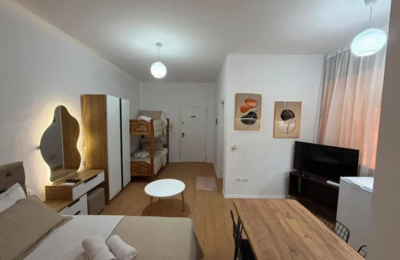 Studio e mobiluar me tarracë dhe hapësirë funksionale në bregdet