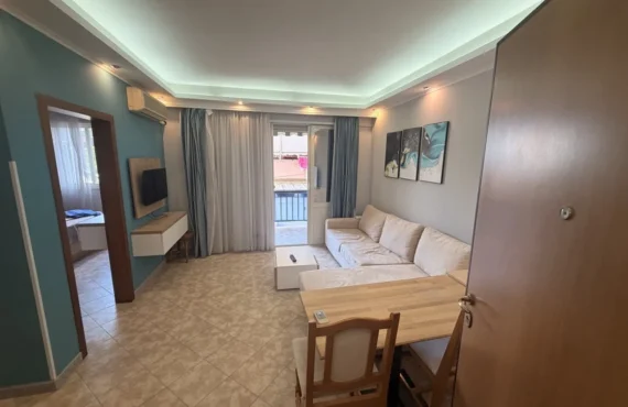 Apartament i mobiluar buzë detit me pamje të hapur nga Adriatiku