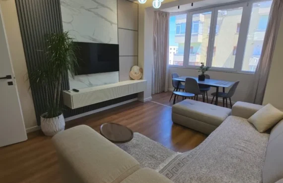 Apartament i mobiluar, minuta nga bregu i Adriatikut