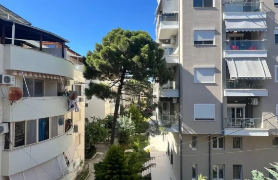 Apartament i mobiluar, hap nga pisha dhe rëra