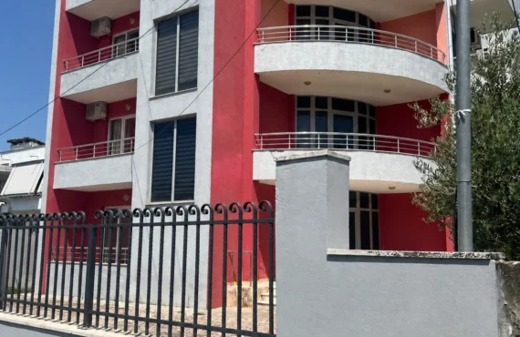 Apartament 1+1 i ndriçuar me organizim praktik — Apartamenti 1