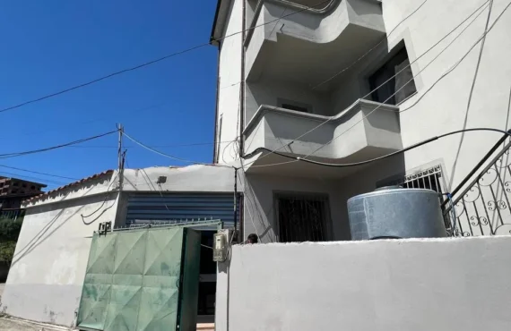Apartament me tre dhoma gjumi dhe pamje të hapur nga deti