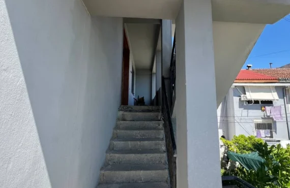 Apartament me tre dhoma gjumi dhe pamje të hapur nga deti