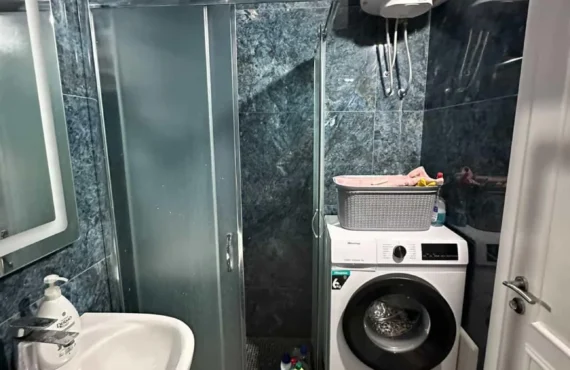 Apartament i ndritur me pamje mbi Durrës