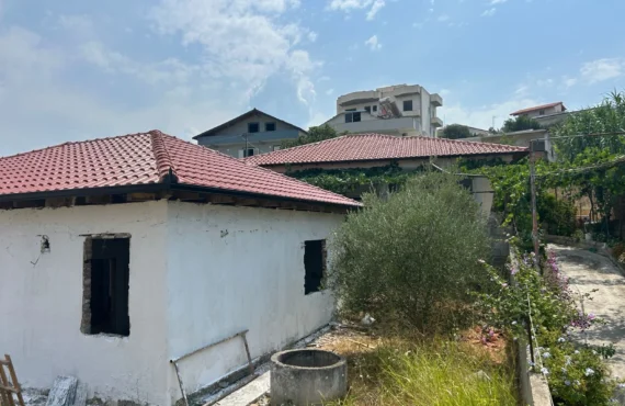 Shtëpi e palykuar dhe legale pranë detit me potencial të rrallë investimi