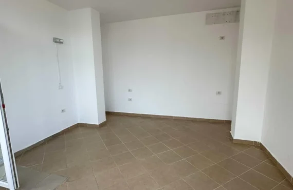 Apartament i ndriçuar me pamje deti dhe jetesë të rehatshme