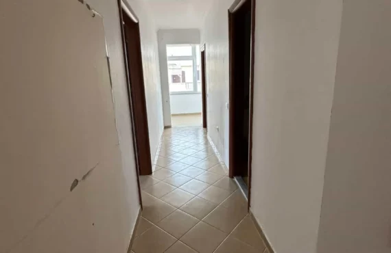 Apartament i ndriçuar me pamje deti dhe jetesë të rehatshme