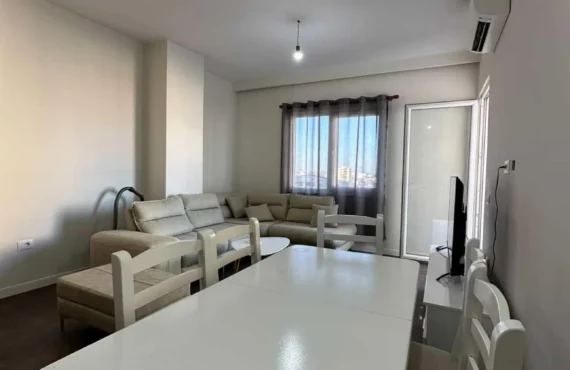 Apartament i ndritur me pamje mbi Durrës