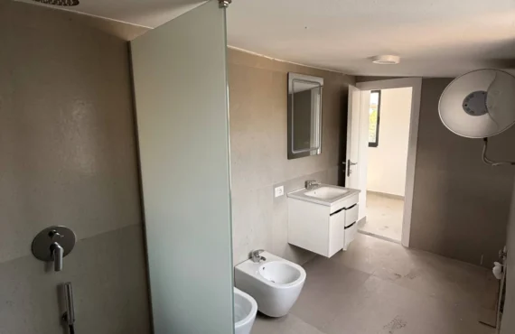 Apartament me dy dhoma mes pishave — plazhi në disa minuta
