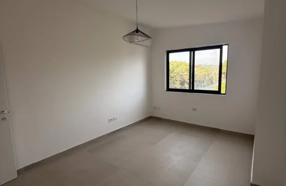 Apartament me dy dhoma mes pishave — plazhi në disa minuta