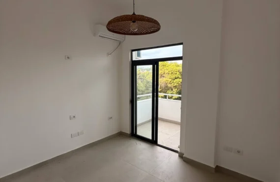 Apartament me dy dhoma mes pishave — plazhi në disa minuta