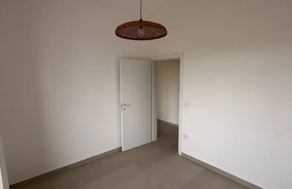 Apartament me dy dhoma mes pishave — plazhi në disa minuta