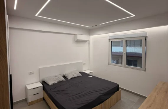 Apartament 2+1 i rinovuar pranë tregut qendror