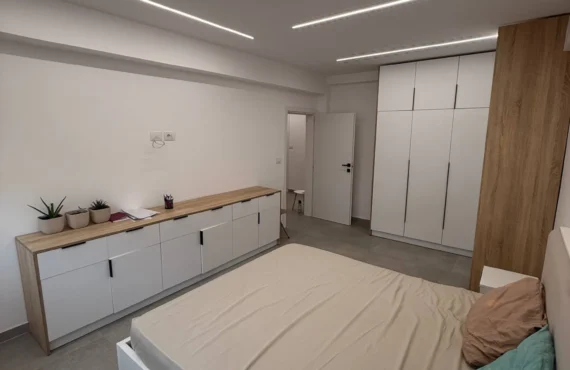 Apartament 2+1 i rinovuar pranë tregut qendror