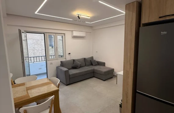 Apartament 2+1 i rinovuar pranë tregut qendror