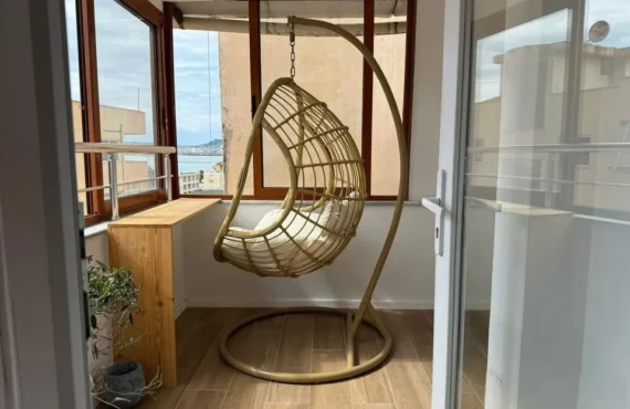 Apartament me dritë natyrale, tarracë dhe pamje nga deti