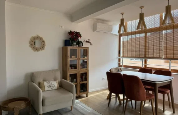 Apartament me dritë natyrale, tarracë dhe pamje nga deti