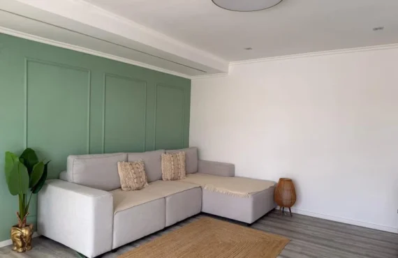 Apartament me dritë natyrale, tarracë dhe pamje nga deti