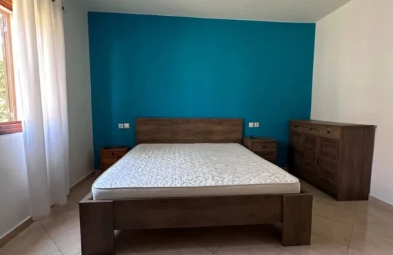 Shtëpi guri për familje që duan hapësirë dhe bashkësi