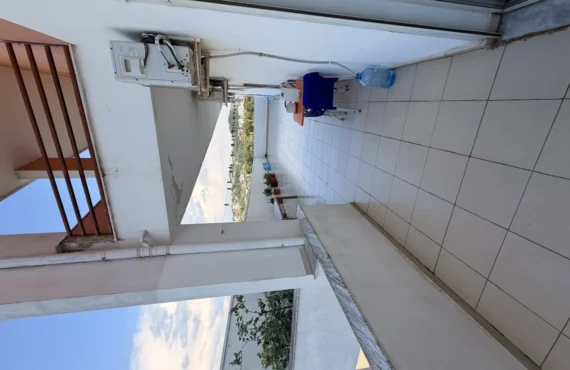 Apartament i ndriçuar me tarracë me pamje nga deti