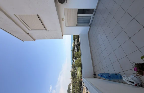 Apartament i ndriçuar me tarracë me pamje nga deti