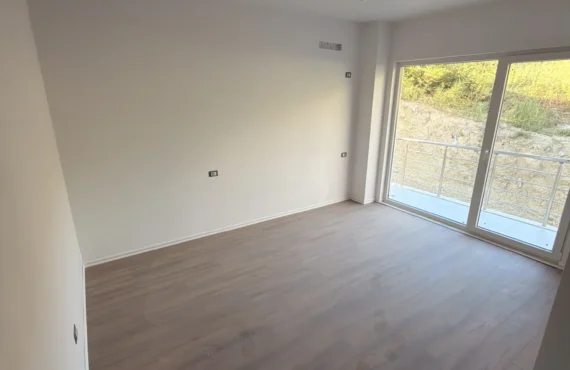 Studio me tarracë dhe pamje nga deti