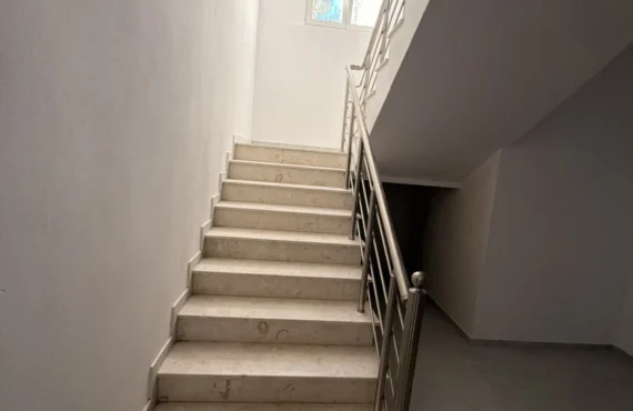 Studio me tarracë dhe pamje nga deti