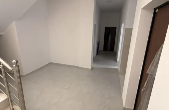 Studio me tarracë dhe pamje nga deti