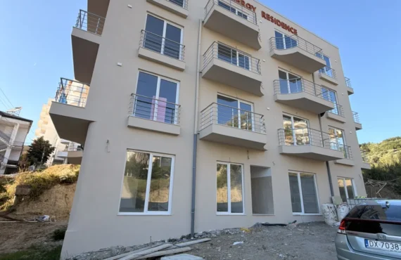 Studio me tarracë dhe pamje nga deti