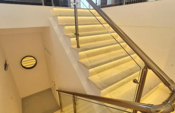 Apartament me tarracë dhe pamje nga deti