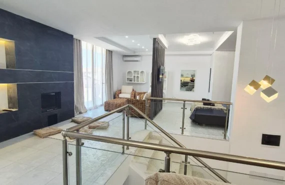 Apartament me tarracë dhe pamje nga deti