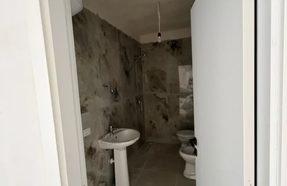 Apartament me pamje nga deti ku miqtë nuk duan të ikin