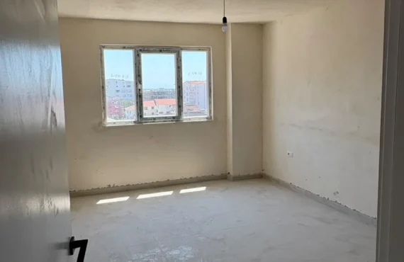 Apartament me pamje nga deti ku miqtë nuk duan të ikin