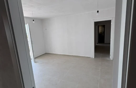 Apartament me pamje nga deti ku miqtë nuk duan të ikin