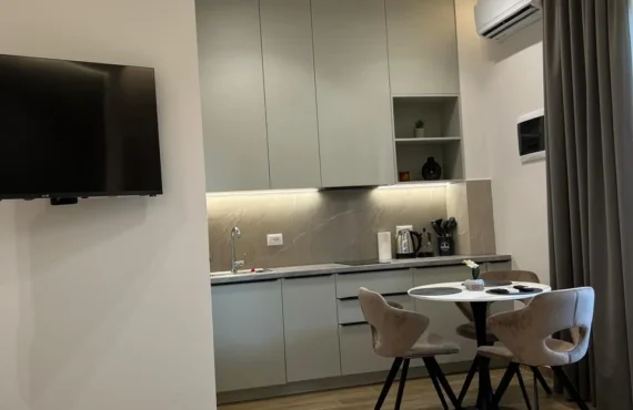 Studio e mobiluar pranë detit – hyn dhe fillon jetën