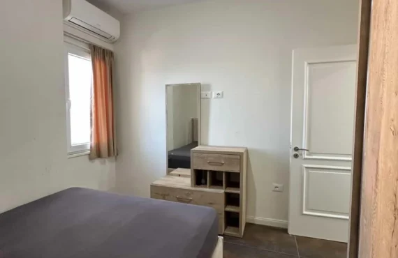 Apartament i ndritur me pamje mbi Durrës