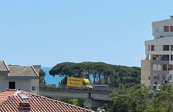 Apartament me tre dhoma gjumi dhe pamje të hapur nga deti