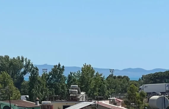 Apartament me tre dhoma gjumi dhe pamje të hapur nga deti