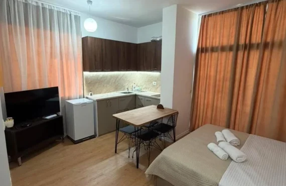 Studio e mobiluar me tarracë dhe hapësirë funksionale në bregdet