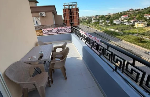 Studio e mobiluar me tarracë dhe hapësirë funksionale në bregdet