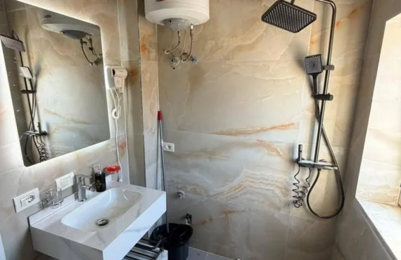 Studio e mobiluar me tarracë dhe hapësirë funksionale në bregdet
